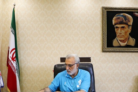 یک پیشکسوت فوتبال عزیزی خادم را شست و پهن کرد