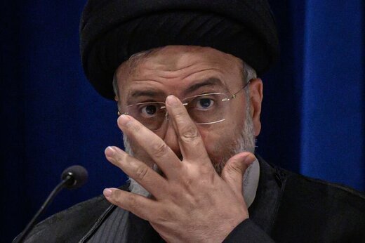 آقای رئیسی! دلار ۴۸۰۰۰ تومانی شده، الان صفحه چندم برنامه ۷۰۰۰ صفحه ای شما هستیم؟
