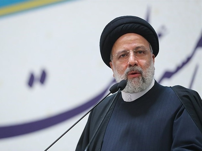 رئیسی در دانشگاه تهران: در کردستان یک آقایی شکلاتی به من داد، چه کردند با این بیچاره / می‌گویند دیکتاتوری، شما این موضوع را ببینید، کی دیکتاتور است؟
