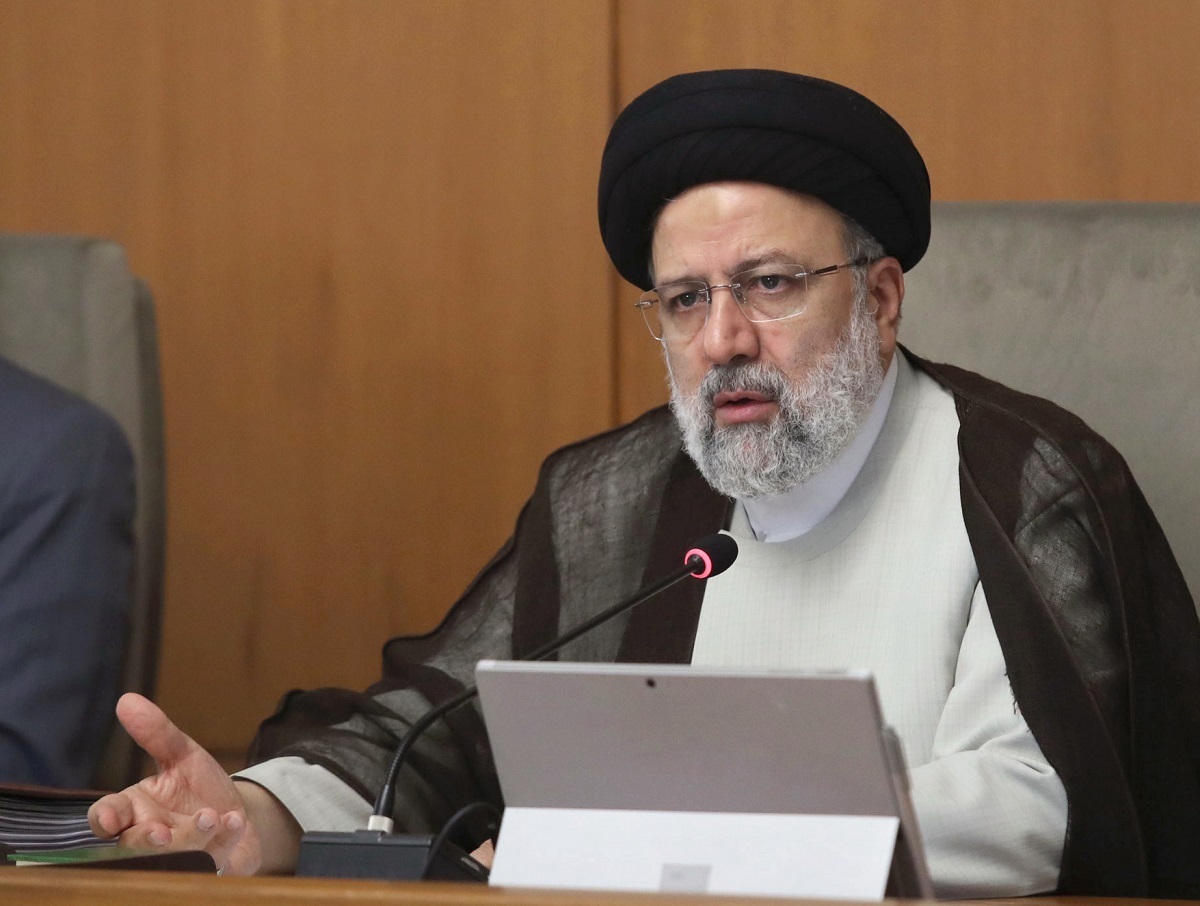 رئیسی: دولت برای شنیدن حرف معترض و مخالف گوش شنوا دارد اما اعتراض با آشوب و اغتشاش تفاوت دارد / اغتشاش هم مانع گفتگو و هم مانع هر نوع توسعه یافتگی است / مردم انتظار دارند با اغتشاش برخورد قاطع شود / ناامنی خط قرمز دولت است