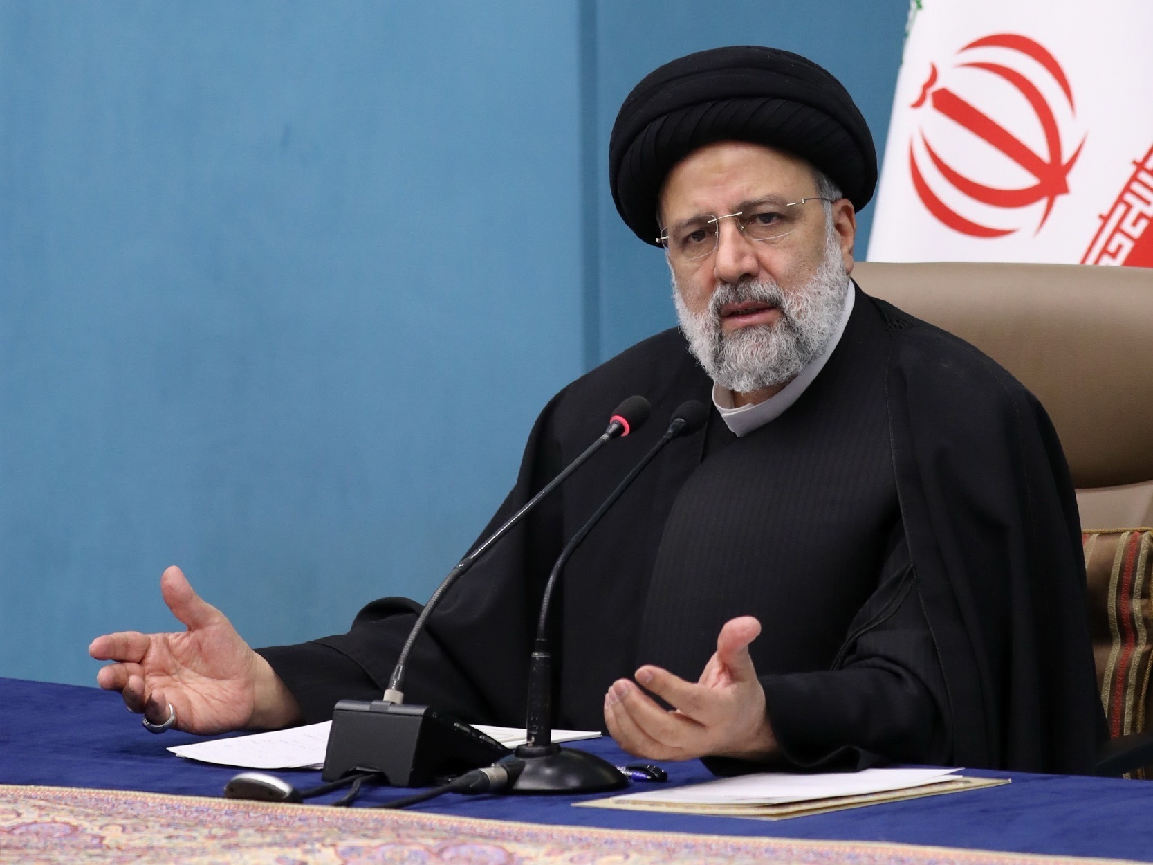 رئیسی: سیاست دولت جلوگیری از تبدیل شدن فضای مجازی به بستری برای ایجاد ناامنی است / فعالیت هر سکوی خارجی که حاضر به ایجاد دفتر در ایران باشد، منعی ندارد / دشمن قصد دارد حجاب را به یک موضوع امنیتی تبدیل کند اما دولت قطعا اجازه نخواهد داد