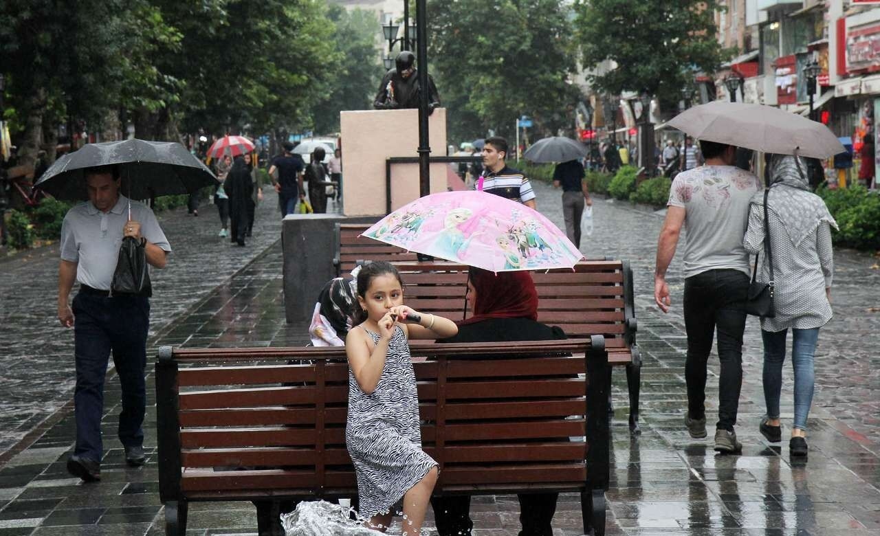 وضعیت آب و هوا، امروز ۷ شهریور ۱۴۰۲ / رگبار باران در نوار غربی ادامه دارد/ باد شدید ۱۲ استان را در برمی‌گیرد
