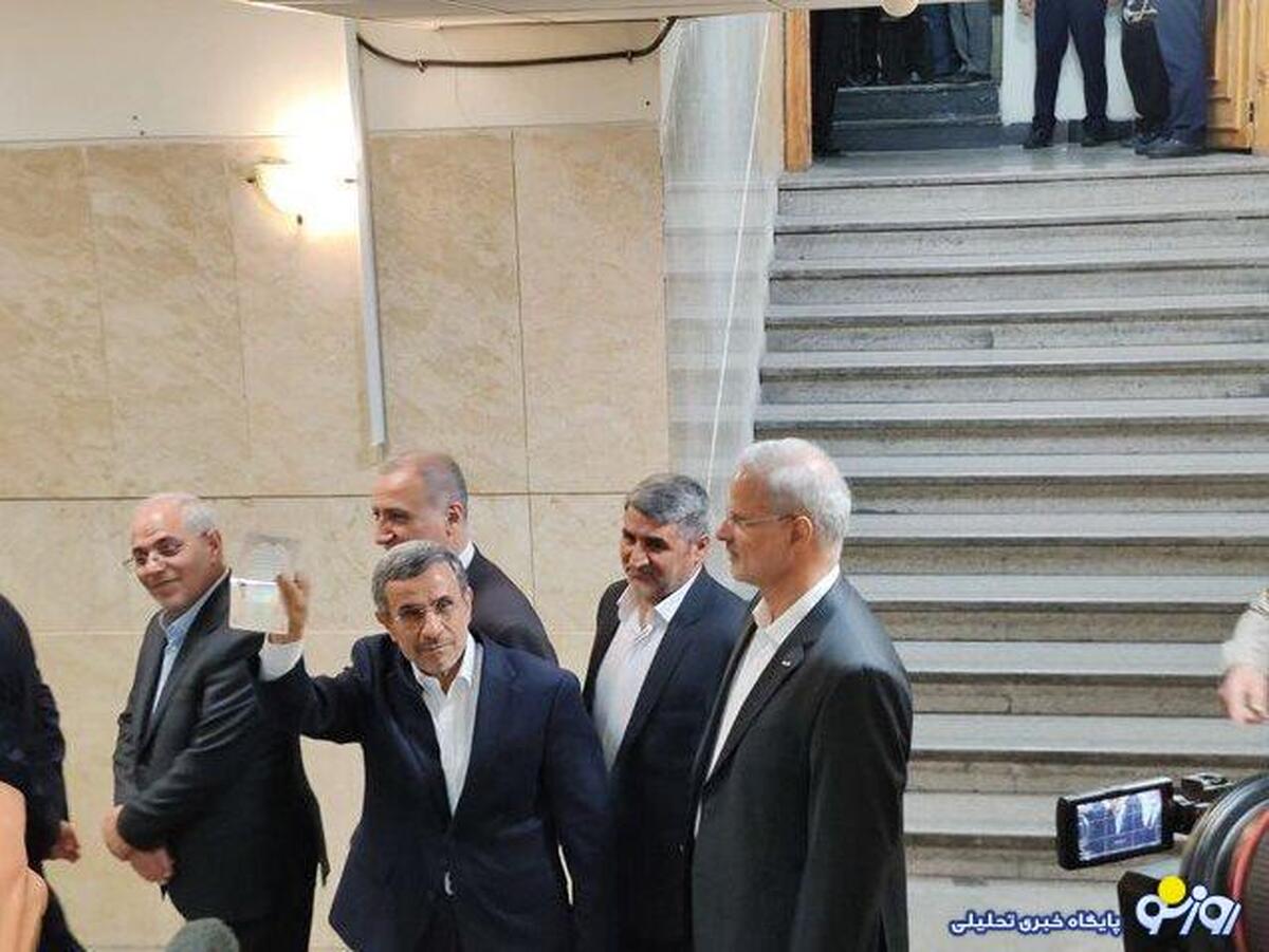 احمدینژاد داوطلب کاندیداتوری انتخابات ریاستجمهوری شد