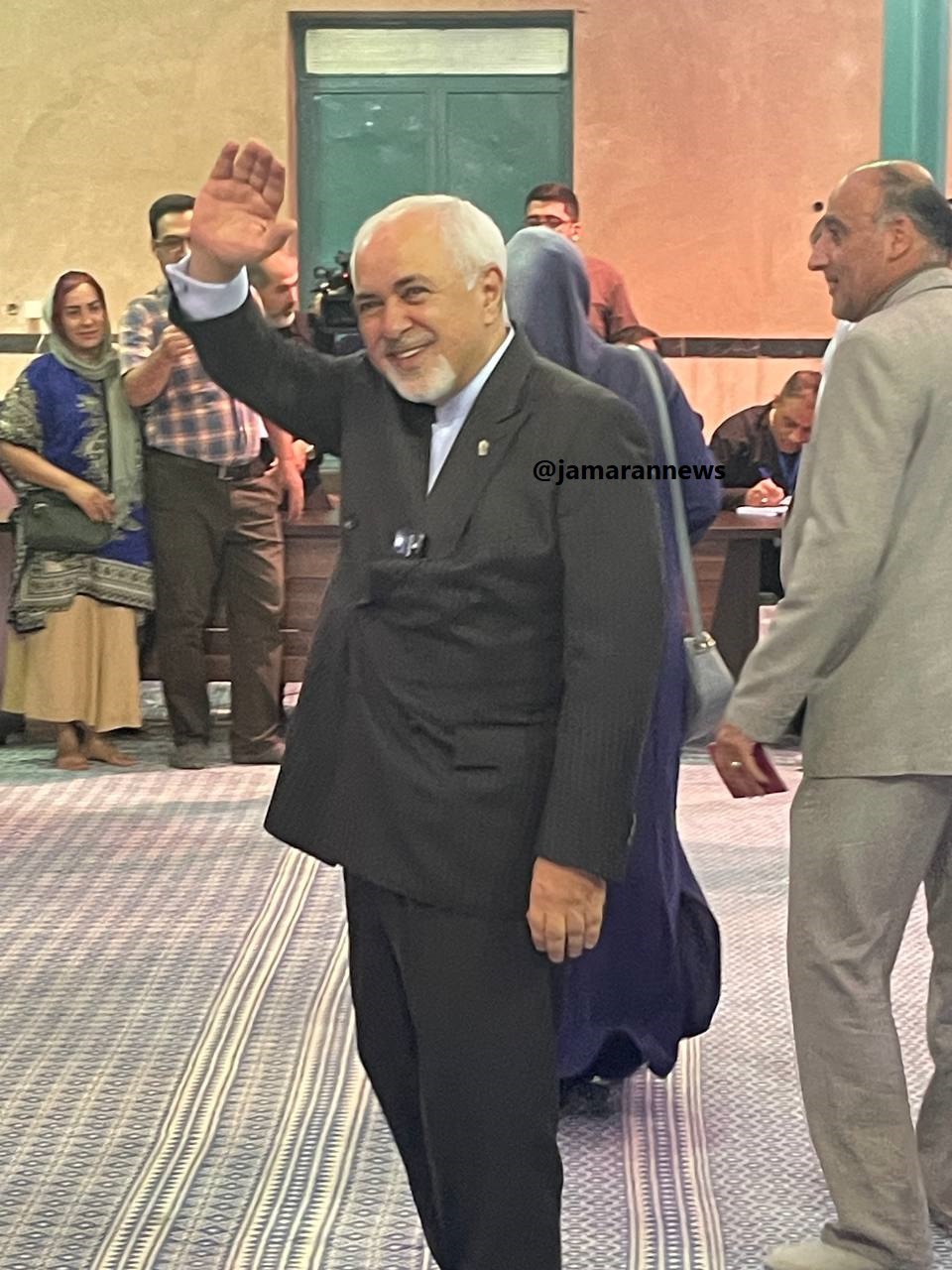 ظریف و همسرش رای خود را به صندوق انداختند