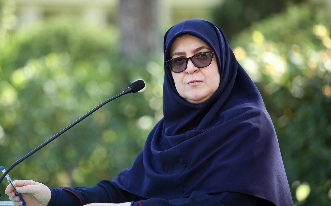 سخنگوی دولت: برق صنعت قطع شود، همان خانه‌ای که برقش را قطع نمی‌کنیم سرپرست خانوارش دچار مشکل بیکاری می‌شود، چون صنعت تعطیل می‌شود / مجبور شدیم ساعت کاری را از ۶ صبح تا ۱۳ اعلام کنیم / با تغییر ساعت حدود هزار مگاوات در مصرف برق صرفه جویی خواهد شد / اگر تغییر ساعت رسمی اتفاق می‌افتاد این عدد بالاتر هم می‌رفت