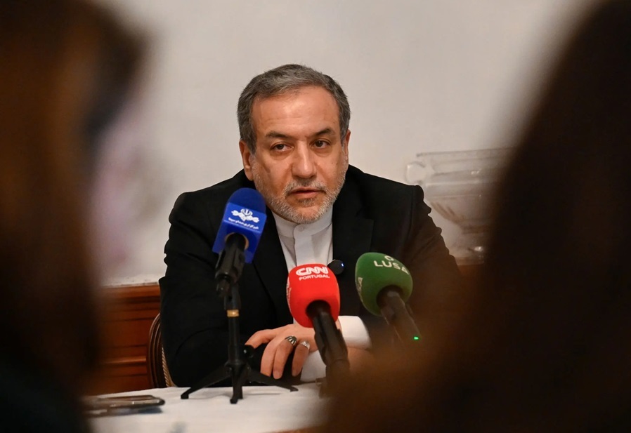 عراقچی: ما خواهان توافقی عادلانه و متوازن هستیم / انتظار داریم تحریم‌ها که مستقیماً مردم ما را هدف قرار داده‌اند، به‌طور واقعی و ملموس لغو شوند / چنین توافقی می‌تواند منافع طرفین را تأمین و به تحکیم صلح، امنیت و ثبات در منطقه کمک کند / ایران آمادگی دارد در صورت مشاهده اراده واقعی و رویکردی مستقل از سوی طرف‌های اروپایی نیز فصل تازه‌ای در روابط خود با اروپا آغاز کند